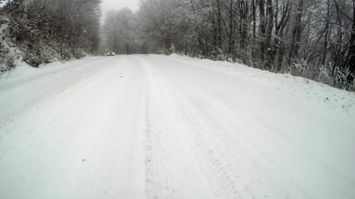 雪山森林公路上行驶的4