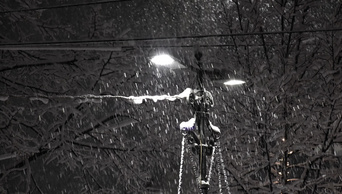 冬季夜间暴雪城市环线背景