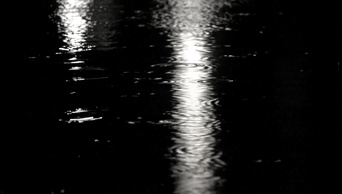 特写镜头雨落在水面上黑夜反射环状背景