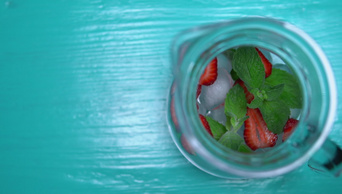 装满苏打水草莓饮料的罐子