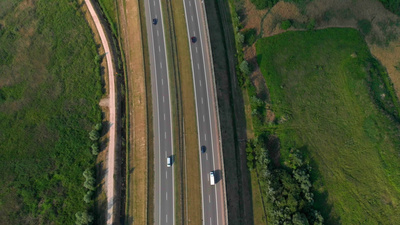 空中垂直投篮路上行驶的汽车高速公路上的车流无人机拍摄的4镜头