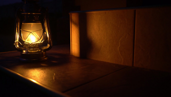 一盏古老的煤油灯在夜间点亮