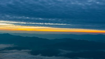 泰国清迈清迈自然旅游胜地狼岛山脉日出地标4时差缩小