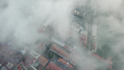 雾蒙蒙的早晨城市风光