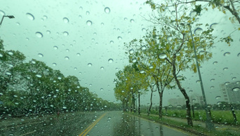雨滴在雨中开车