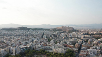 从雅典古城升起的航拍照片可以看到远处山上的雅典卫城