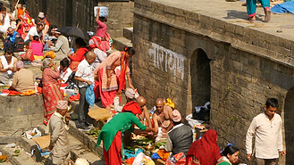 鲁班与提姆图片素材_尼泊尔加德满都2018年10月8日锡卡人举行哀悼仪式与婆罗门一起祈祷保持印度教的传统习俗普加帕苏帕提纳特神庙哀悼者朝圣者在高止火化仪式