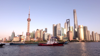 陆家嘴天际线和黄浦江日落时的驳船景观上海中国