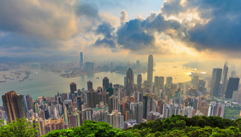 香港城市景观维多利亚山顶时间推移向下倾斜的高视角