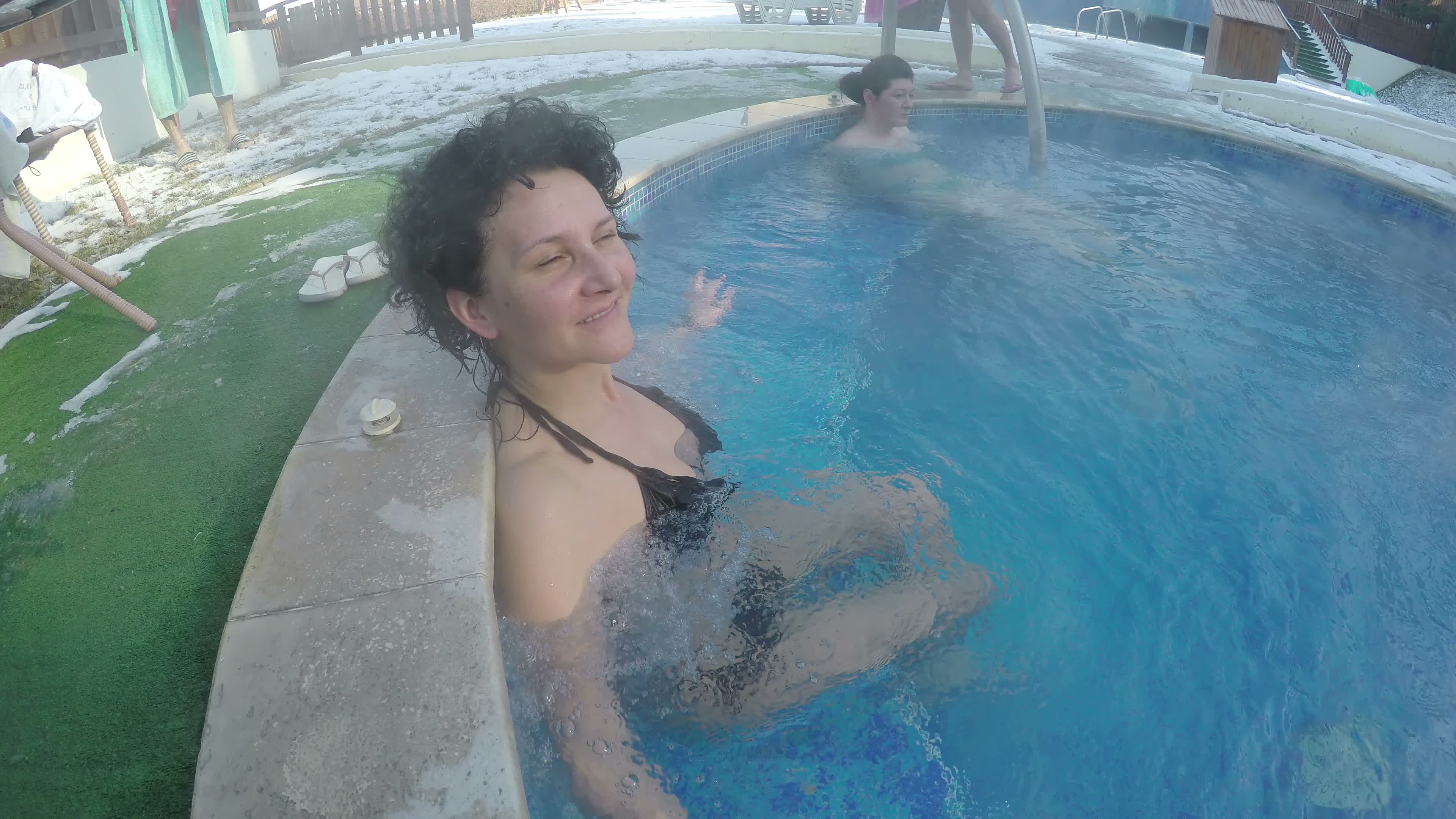 美丽的女孩在按摩浴缸里放松温泉浴场背景视频特效素材-千库网