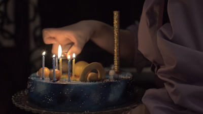吹灭蜡烛实拍视频素材点亮生日蛋糕上的蜡烛