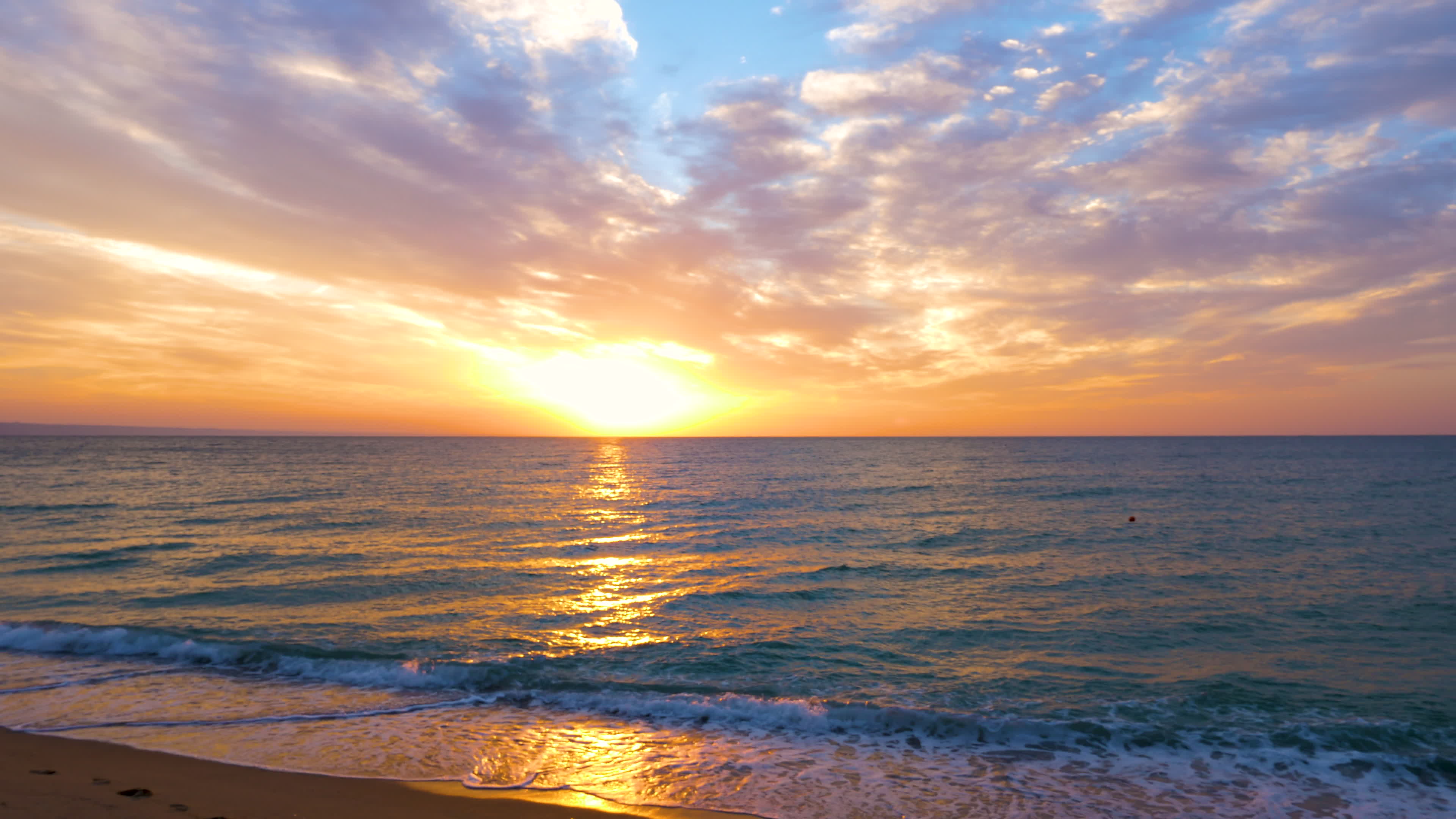 美丽的海上日出美景