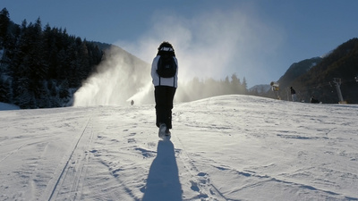 冬季运动活动女徒步旅行者背着背包和雪鞋在保加利亚班斯科森林的