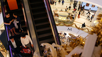 泰国曼谷2018年12月18日暹罗亚洲购物中心内饰在贸易中心的自动扶梯上人头攒动人们争先恐后地在现代广场购物商品消费
