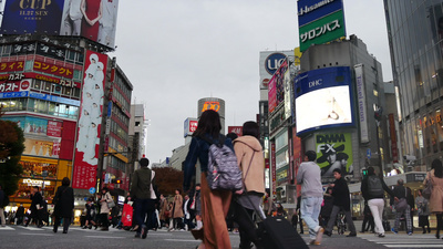 走在涉谷十字路口的人群日本东京