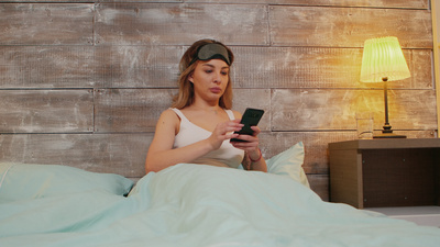 穿着睡衣戴着睡眠面罩的美女