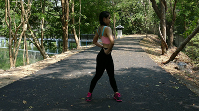女性运动健身运动员跑步者准备在春季或夏季在森林小路上慢跑
