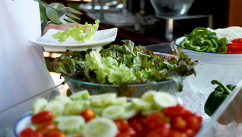 4女性在酒店餐厅的餐饮自助餐上选择不同的有机蔬菜色拉食物中有五颜六色的水果和蔬菜素食饮食健身饮食健康生活方式