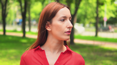 迷人的女人在户外看起来像镜头