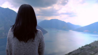 女性用手机拍照