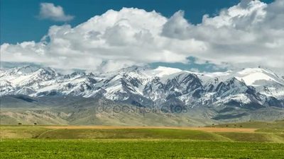 山川春天实拍视频素材时光倒流风光与山峰和多云的天空