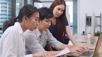 城市实拍视频素材白领在办公室使用笔记本电脑演示和交流会集思广益讨论项工作计划
