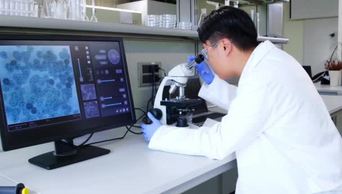 在实验室工作的科学家亚洲医生进行医学研究实验室工具:显微镜试管设备生物技术化学科学实验和医疗保健概念