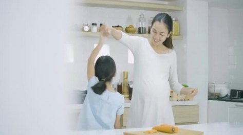 孕妇和她的女儿在家里做饭跳舞温馨家庭
