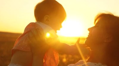 母婴健康图标实拍视频素材母亲在夕阳下陪婴儿玩耍