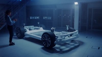 女性汽车工程师使用平板电脑增强现实与3DCad软件创新设施
