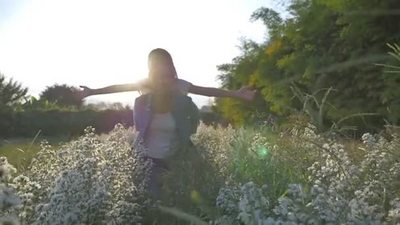 春天运动实拍视频素材亚洲女儿背驮式作为她的母亲在花田中运行慢的运动