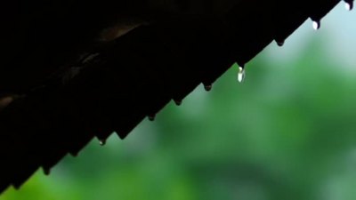 春天运动实拍视频素材1080房子的屋顶雨滴的缓慢运动