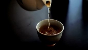 亚洲传统健康饮茶倒入茶杯新鲜茶叶休息时间