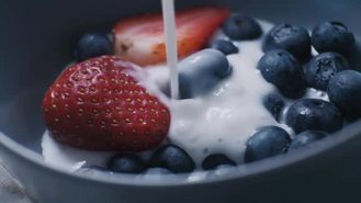 1080将天然有机牛奶或酸奶倒入装有新鲜有机水果和浆果的陶瓷碗中