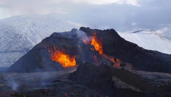 1080距冰岛雷克雅未克约40公里的雷克雅内半岛上的Fagradalsfjall火山爆发