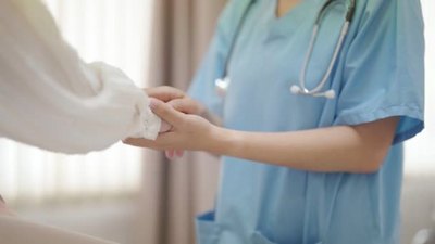女医生和病人正在讨论关于疾病症状诊断的咨询意见