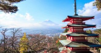 美丽的富士山与建筑秋季风景延时摄影