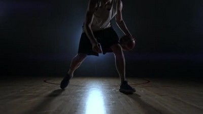 运动员在篮球场打篮球4K