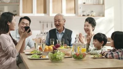 三代亚洲人快乐的家庭一边在家里吃饭一边享受时光1080高清视