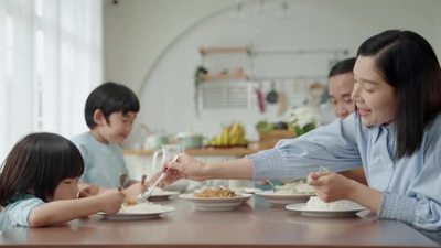 亚洲家庭在厨房的餐桌边吃早餐家庭关系