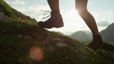 实拍视频素材慢动作特写冒险女性徒步登山高峰励志4K