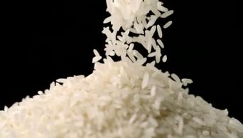稻米米粒倾倒在碗中2