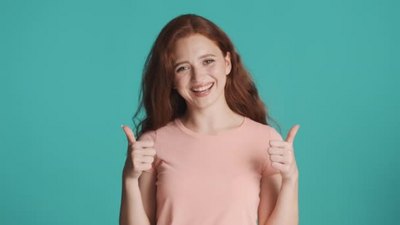 善良的小姨实拍视频素材4k实拍漂亮而快乐的女孩高兴地看着相机