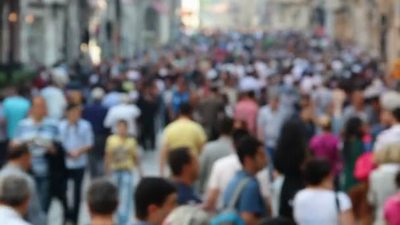 实拍视频素材模糊拥挤的人群在大街上