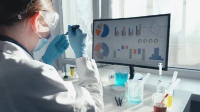 实拍视频素材医学实验室与生物科技科学家共同开发医学女性生物化学家在计算机