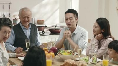 三代亚洲人一家人坐在餐桌边吃饭聊得很愉快1080高清视频