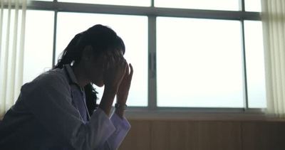 永远不回头实拍视频素材一个情绪低落的年轻女人坐在椅子上既紧张又焦虑她一个人坐在医院