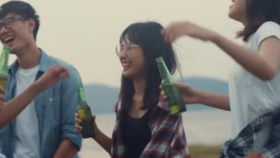 4K一群年轻人在度假休闲