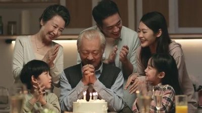 吹灭蜡烛实拍视频素材亚洲三代家庭在家用蛋糕和蜡烛庆祝爷爷的生日1080高清视频