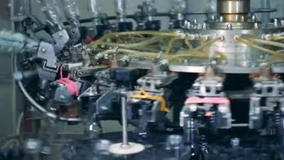 4K实拍科技工业机制正在搬迁玻璃瓶生产制造业